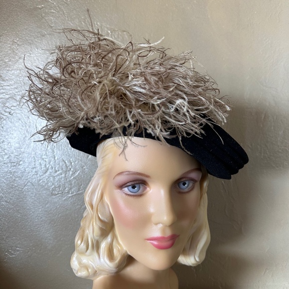 GLAMOROUS 1930S\' BLACK FELT HAT WITH WAVY TRIPLE BRIM + OSTRICH FEATHERS main image 8